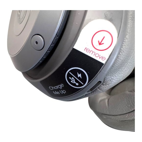 Beats Studio 3 Wireless Over-Ear Noise-Cancelling Headphones Case & Charger - Picture 7 of 7